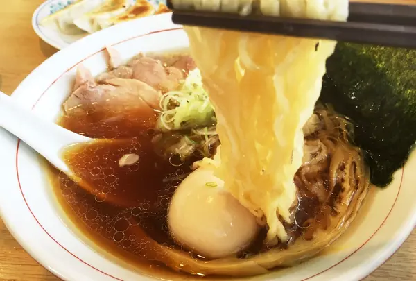 麺は手打ちちぢれ麺！