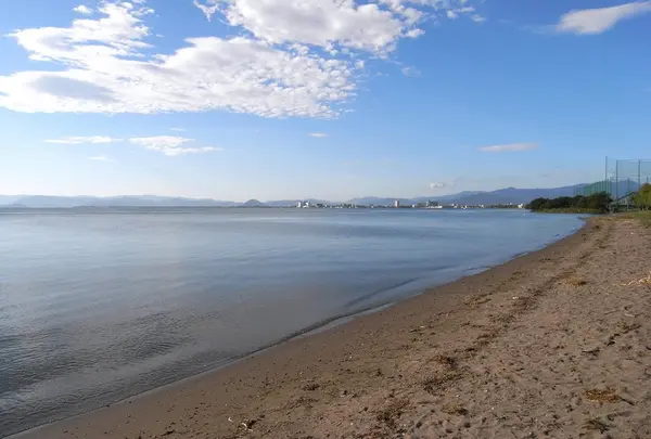 湖岸に続く砂浜