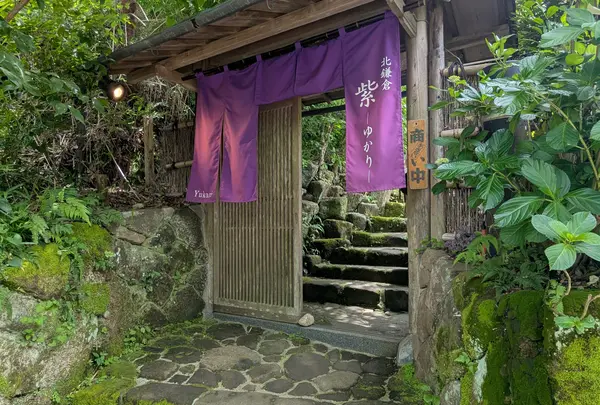 明月院通り沿いの出入口