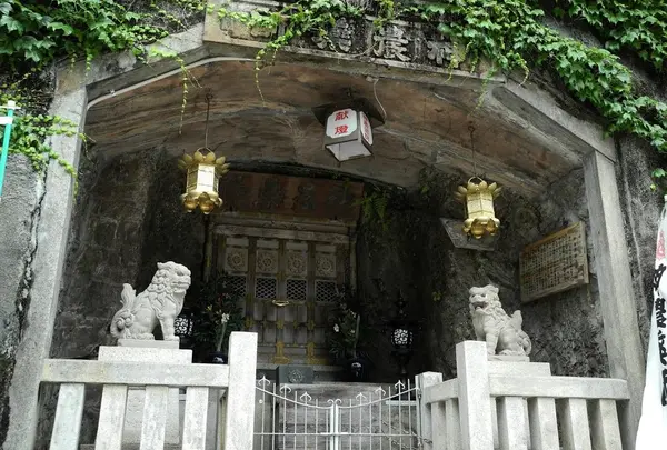 岩の中に神社が