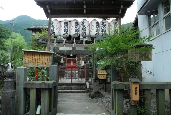 町のあちこちに稲荷様