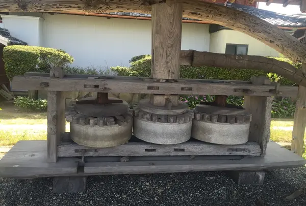 さとうきびを絞る機械