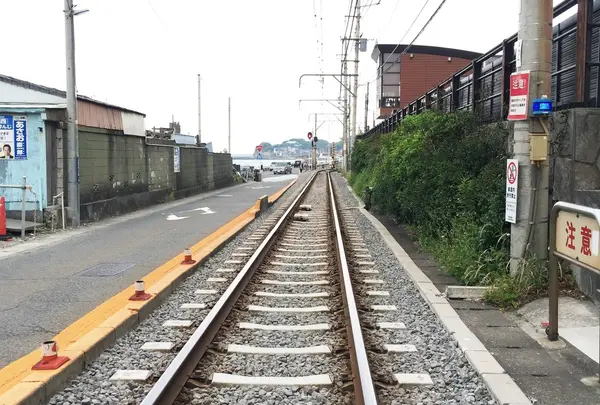 七里ヶ浜駅の江ノ電、線路