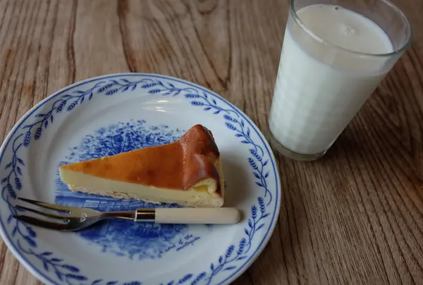 チーズケーキと牛乳