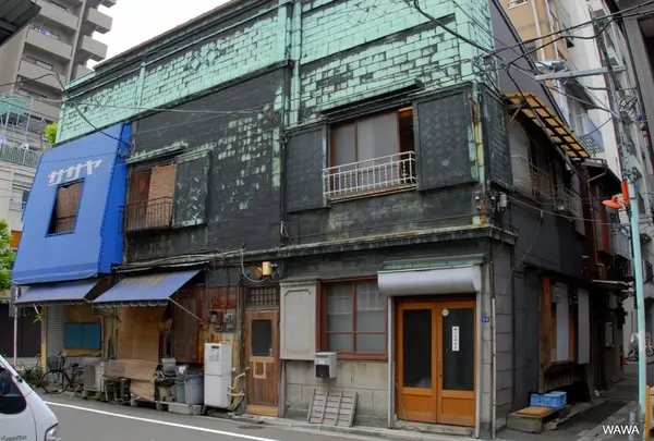 銅版貼りの看板建築