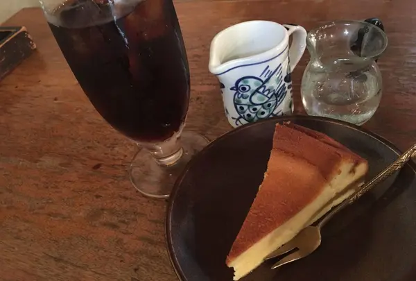 アイスコーヒーとベイクドチーズケーキ