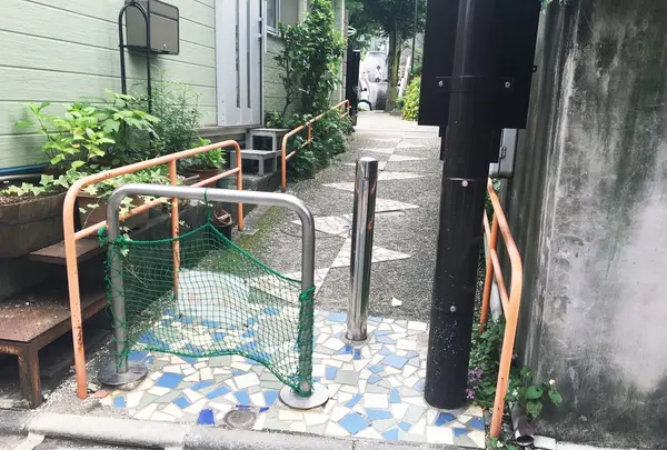 これまた裏道から