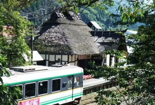 駅舎に電車が入線