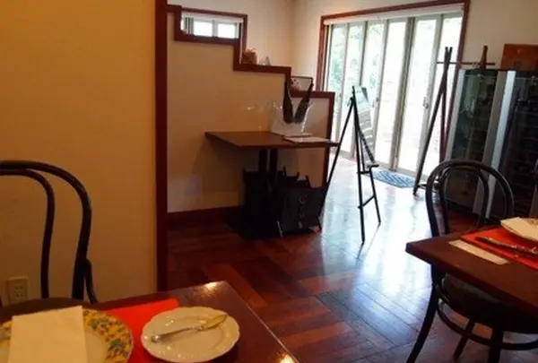 落ち着いた配色の店内