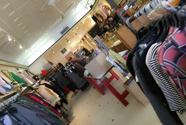 小さめ店内には素敵な物がいっぱい