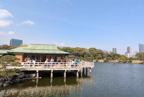 汐入の池の中に浮かぶ建物
