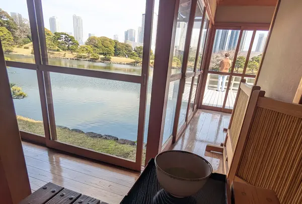 池を眺めるテーブル席