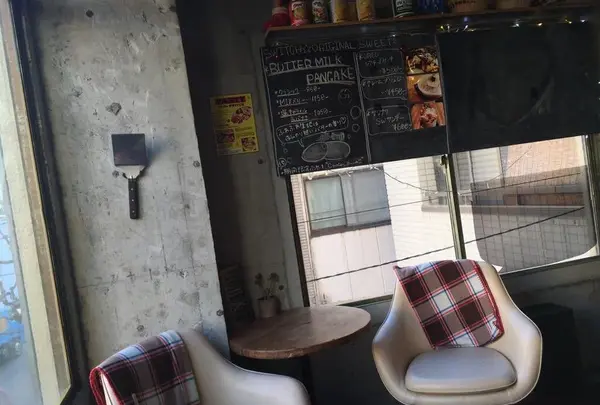 コンクリートで無機質な店内