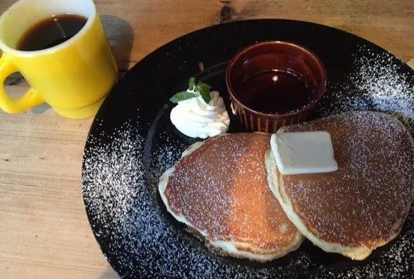 可愛い食器でいただくパンケーキとコーヒー