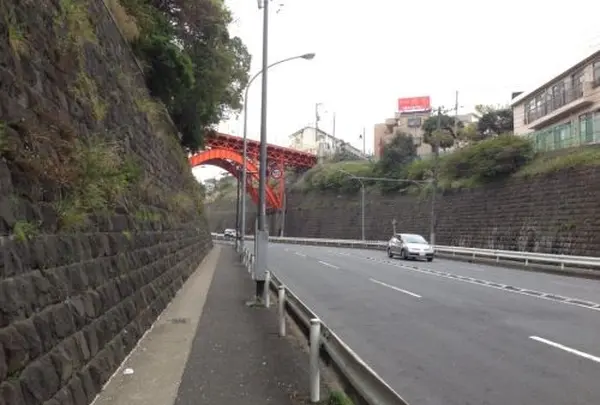 石川町駅から徒歩20分ほど
