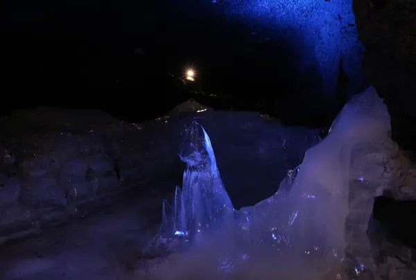 夏でも溶けない氷柱