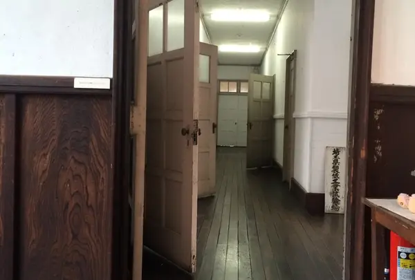 板張りの廊下