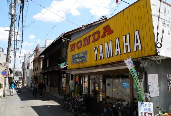 時代を感じるバイク屋