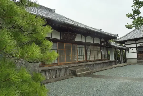 本堂も古い建物です