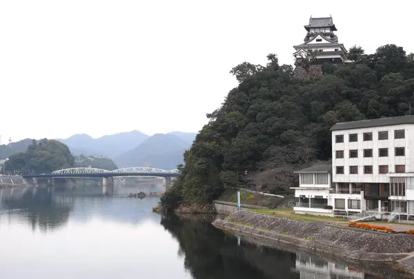 小高い山の上