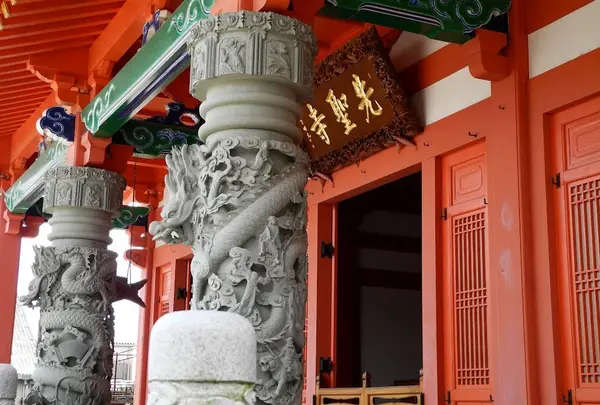 柱の彫刻が凄い