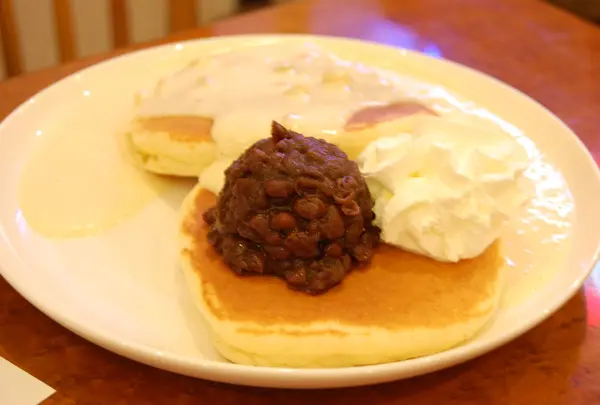 マカダミアナッツクリームとあんこの乗ったパンケーキ