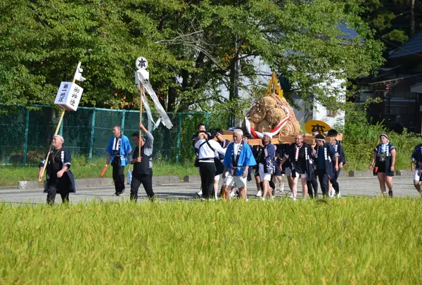田園風景の中を練り歩く。