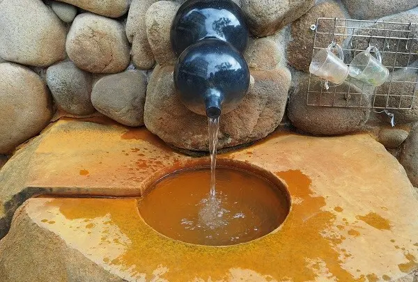 飲泉場