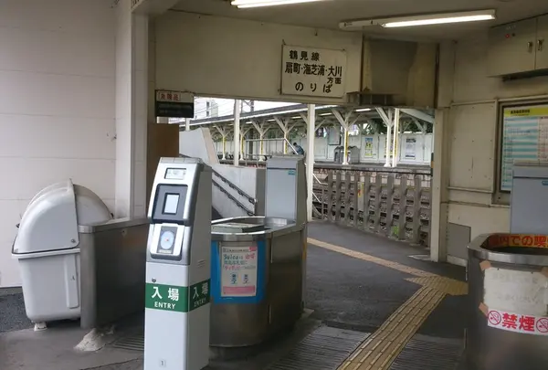 総木造りの駅