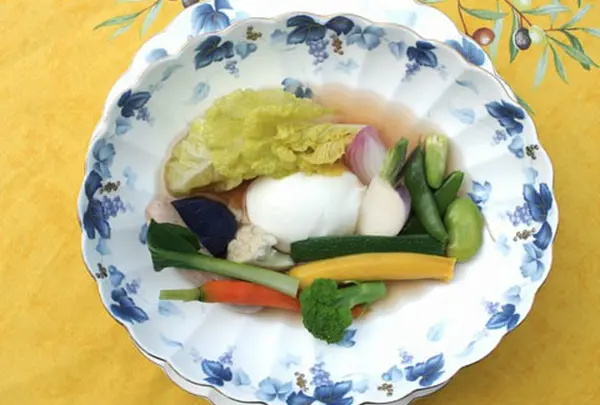 朝食。自家菜園の野菜を使ったコンソメ煮