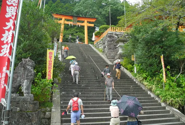 上の鳥居が境内