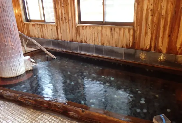 落ち着いた雰囲気の内湯も良い