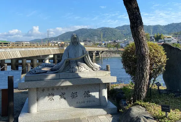 紫式部石像