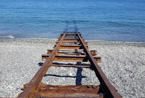 海に続く線路