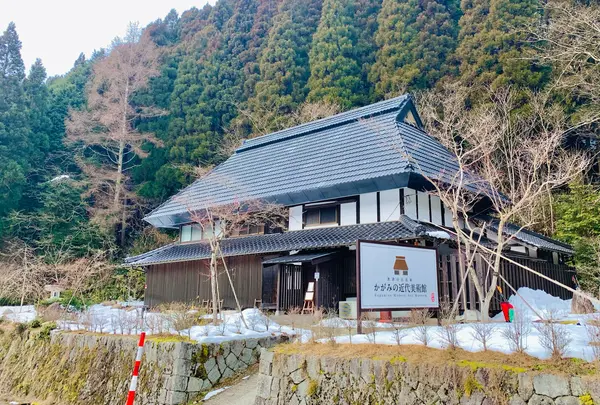 かがみの近代美術館