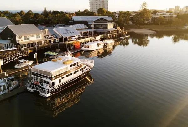 ザ•ワーフ ムールーラバ  The Wharf Mooloolaba