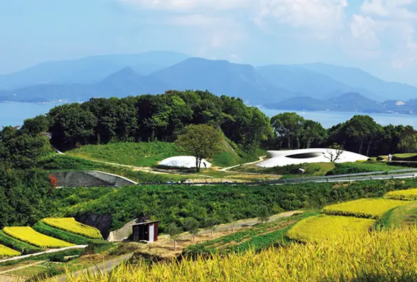 豊島美術館