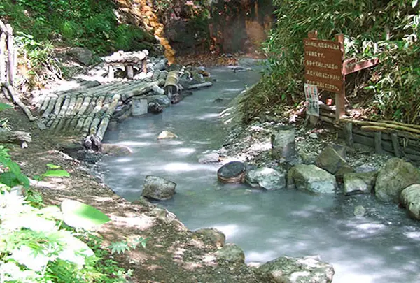 大湯沼川天然足湯