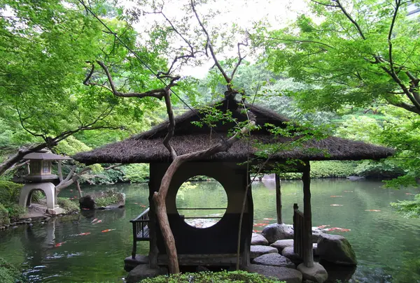 八芳園