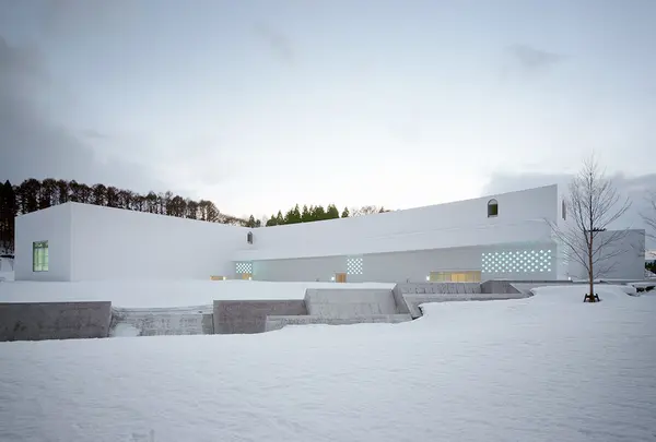 青森県立美術館