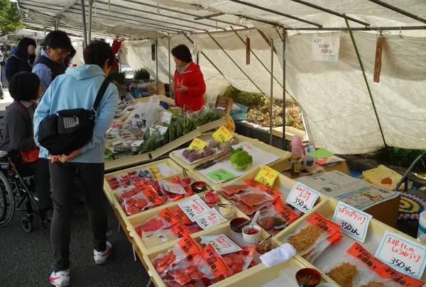 高山陣屋前の朝市