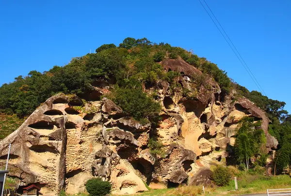 虫喰い岩