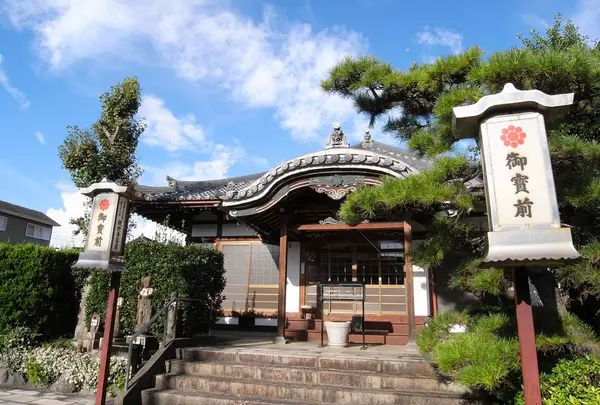 駅前を歩けば寺院にあたる