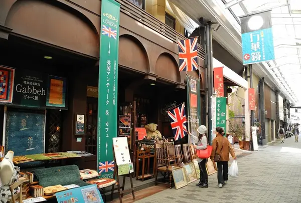 英国アンティークとカフェの店