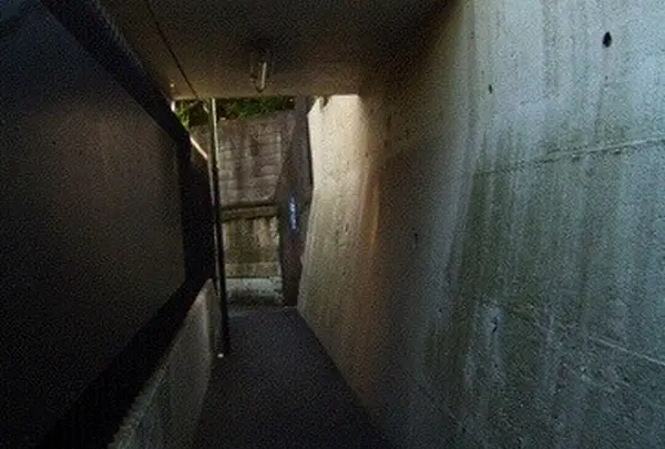 高輪高校の中を通る通路