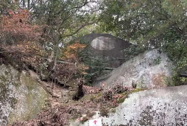 鏡岩