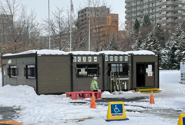 札幌市中島体育センターの前のプレハブ小屋(歩くスキーレンタル)
