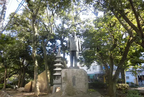 福武一二氏像
