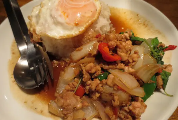 青山ガパオ食堂