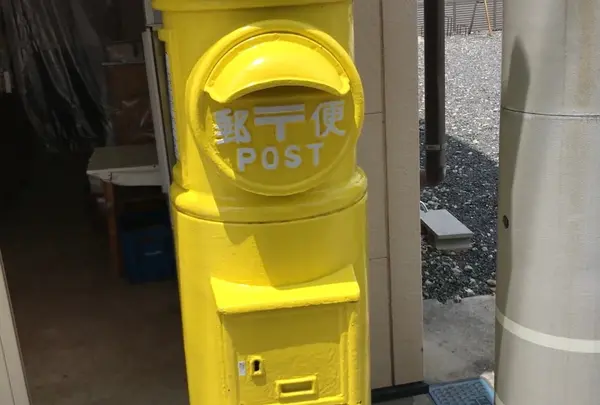 レモン色のポスト